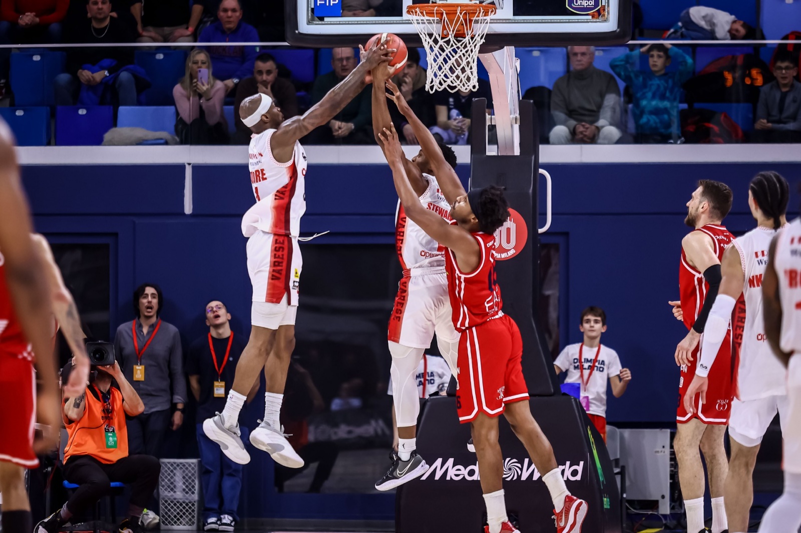 Tazé Moore, Carlos Jr Stewart, Armoni Brooks EA7 Emporio Armani Milano - Openjobmetis Varese Legabasket Serie A Unipol 2025/2026 17a giornata Milano, 26/01/2025 Foto Susanna Arioli / Ciamillo-Castoria