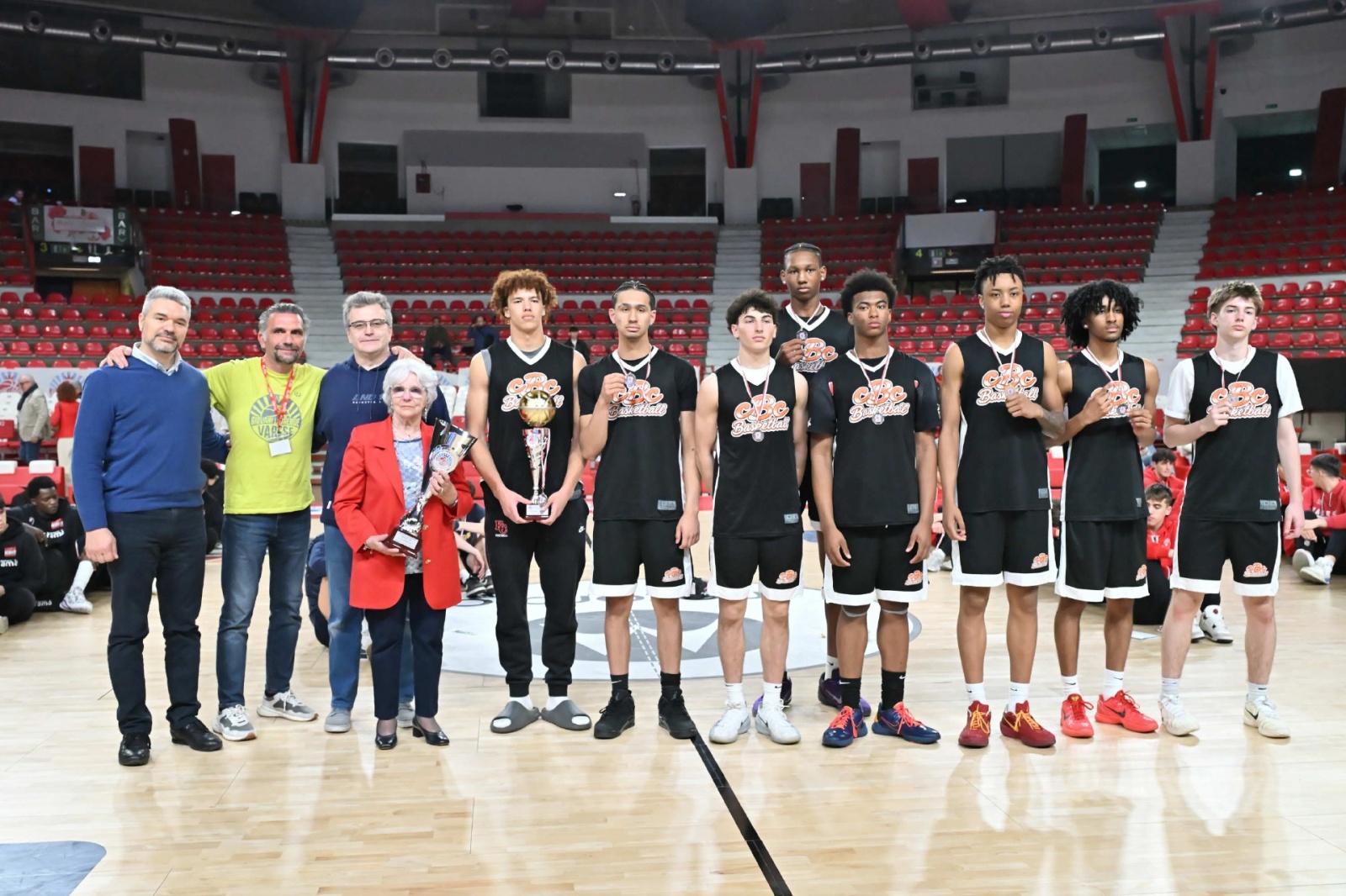 VARESE. BASKET. FINALE E PREMIAZIONI TORNEO GIOVANI LEGGENDE MEMORIAL SANDRO GALLEANI NELLA FOTO TEAM OHIO, PRIMI CLASSIFICATI, COPPA SANDRO GALLEANI, PREMIATI DALLA MOGLIE EGIDIA CON I FIGLI CLAUDIO E GABRIELE