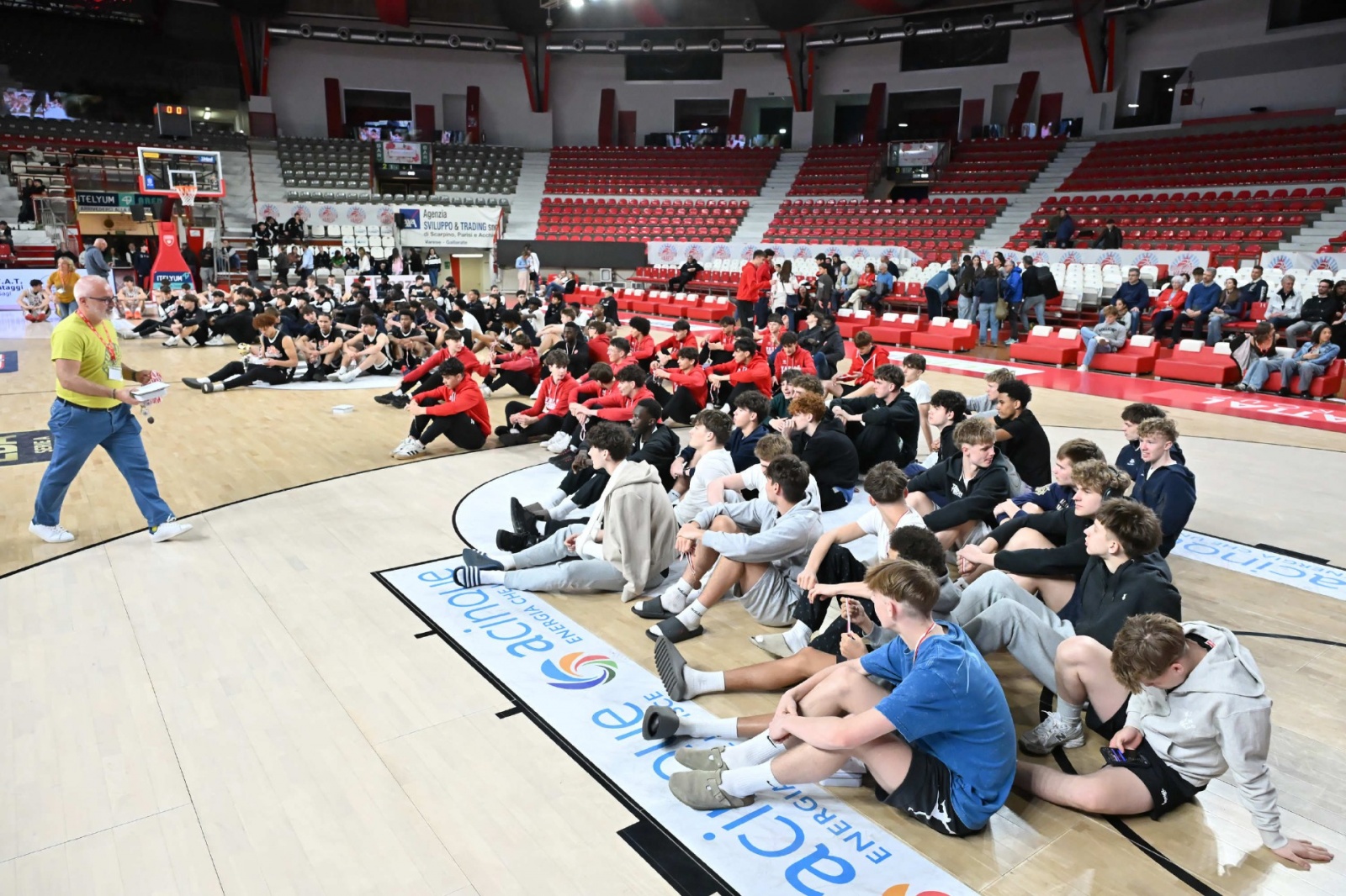 VARESE. BASKET. FINALE E PREMIAZIONI TORNEO GIOVANI LEGGENDE MEMORIAL SANDRO GALLEANI NELLA FOTO PREMIAZIONE E SQUADRE SCHIERATE