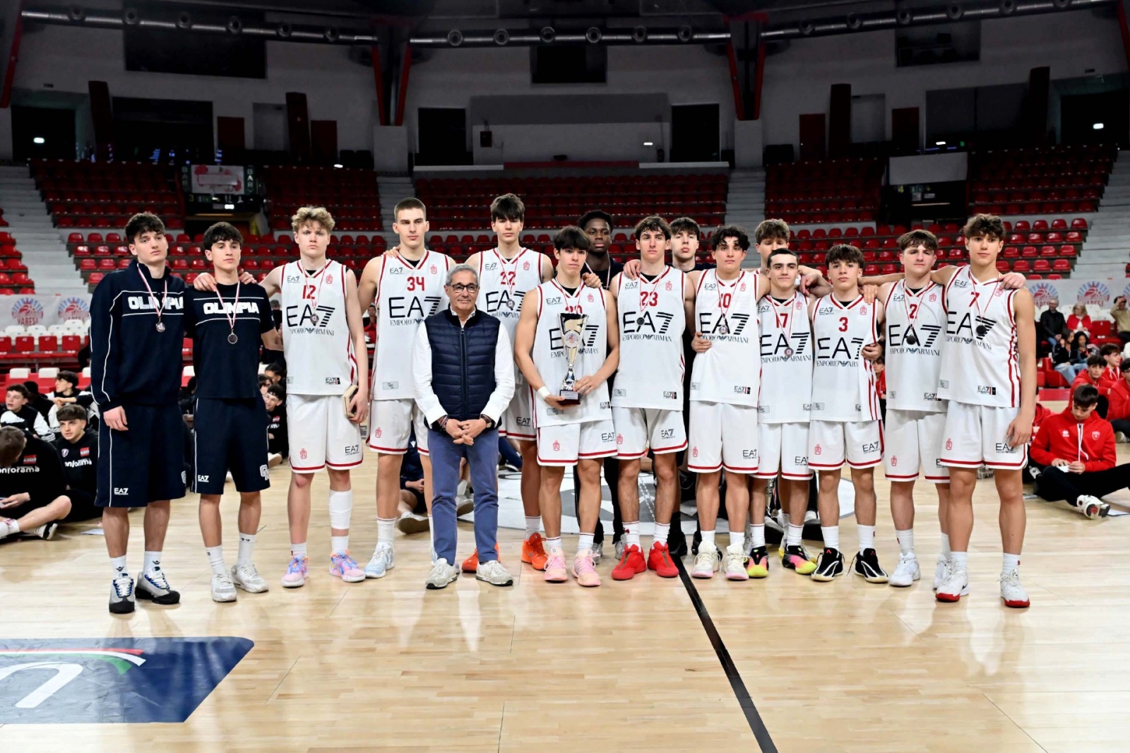 VARESE. BASKET. FINALE E PREMIAZIONI TORNEO GIOVANI LEGGENDE MEMORIAL SANDRO GALLEANI NELLA FOTO OLIMPIA MILANO, SECONDI CLASSIFICATI, PREMIATI DA ANTONINO CENTORRINO, SINDACO DI ARCISATE