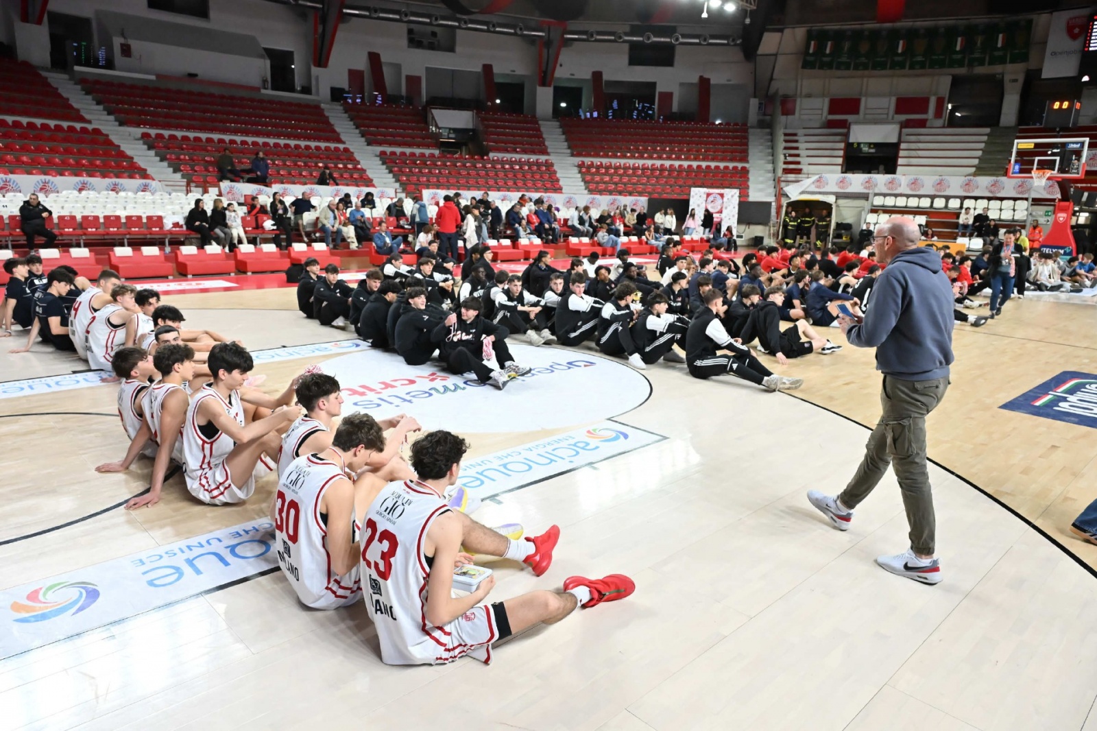 VARESE. BASKET. FINALE E PREMIAZIONI TORNEO GIOVANI LEGGENDE MEMORIAL SANDRO GALLEANI NELLA FOTO PREMIAZIONE E SQUADRE SCHIERATE