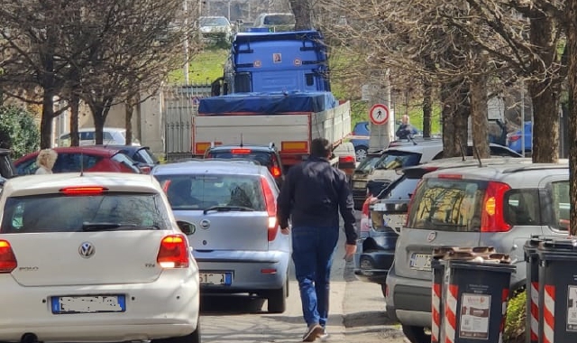 Via Tamagno trappola per Tir: tre “imprigionati” in poche ore