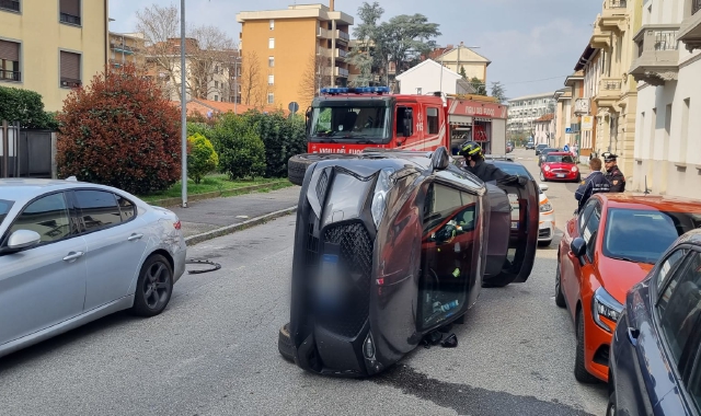 Busto Arsizio, centra auto in sosta e si ribalta