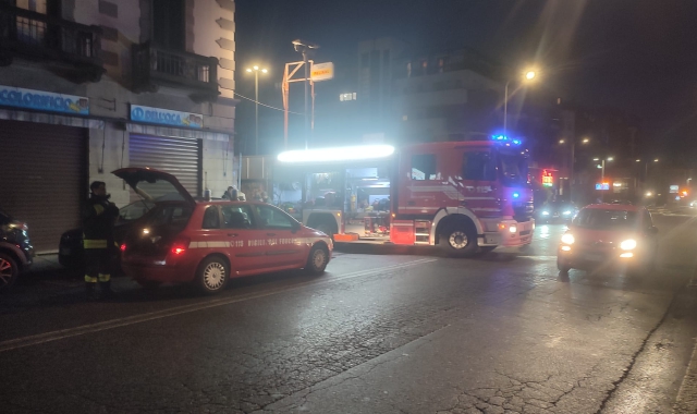 Furgone in fiamme, palazzina evacuata a Varese