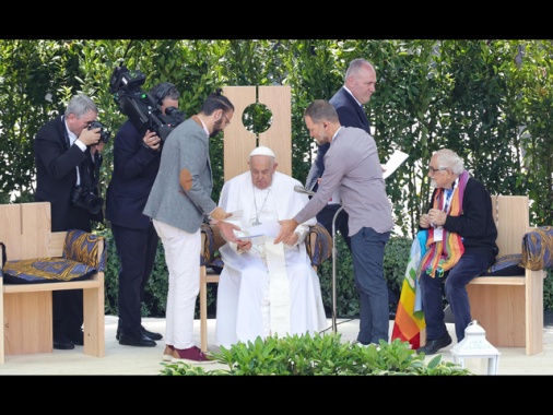 Parenti vittime Israele-Palestina abbracciano il Papa