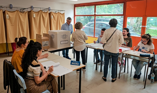 Le operazioni di voto alla scuola Vidoletti di Varese  (foto Blitz)