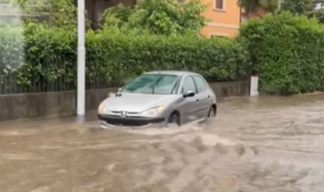 Anche a Crenna strade allagate (foto dal gruppo Facebook “Gallarate è”)