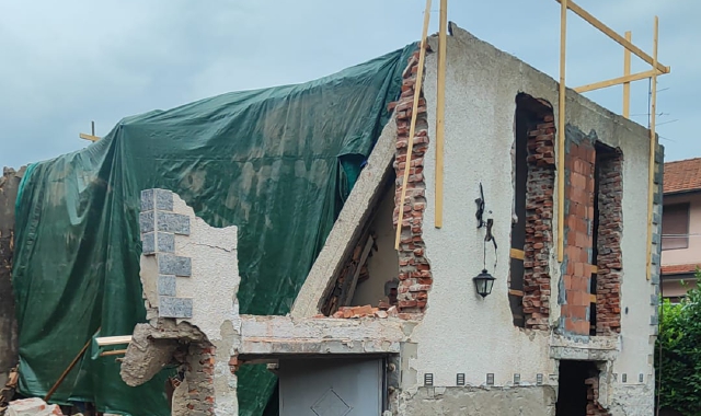 Maltempo, crollano i muri della palazzina