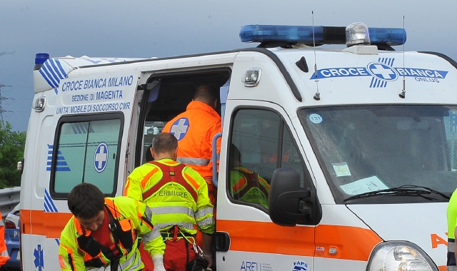 Un’ambulanza soccorre un ferito (foto Archivio)