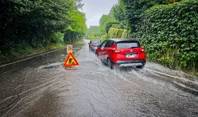 «Bloccate dall'acqua, salvate dall'uomo con la Panda»