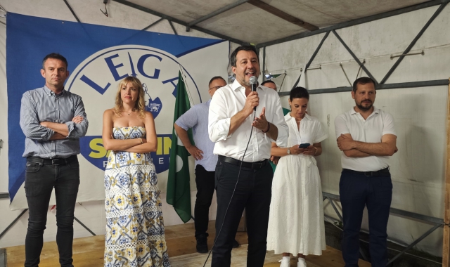 Matteo Salvini sul palco di Sumirago: dietro di lui Fabrizio Cecchetti, Silvia Sardone, Isabella Tovaglieri ed Emanuele Monti (foto Blitz)