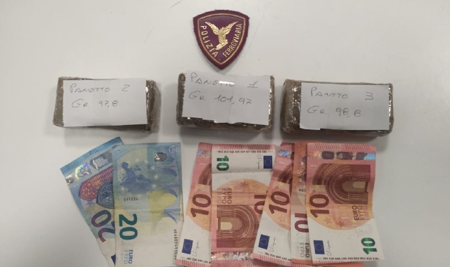 Vede i poliziotti, scappa e butta la droga: manette