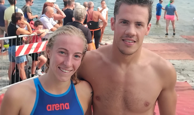 A nuoto tra Angera e Arona, vince l'amore