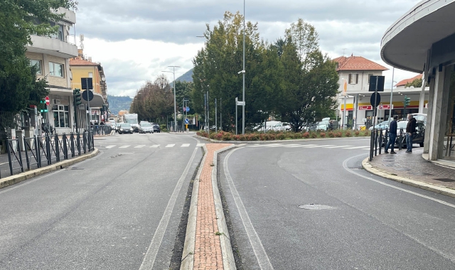 Il ferito è stato soccorso in via Carcano, vicino al Parco Perelli (foto Blitz)