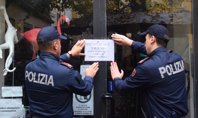 Varese, bar in centro chiuso dalla Questura