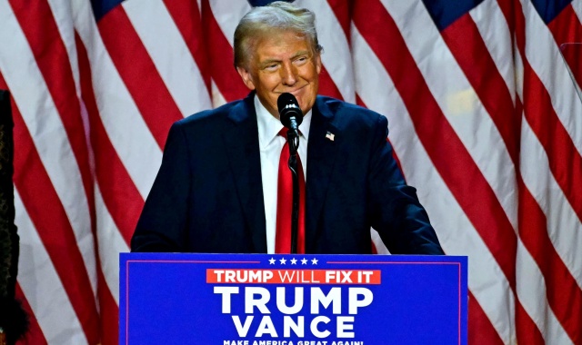 Trump sul palco di West Palm Beach (foto John Moore/GETTY IMAGES)