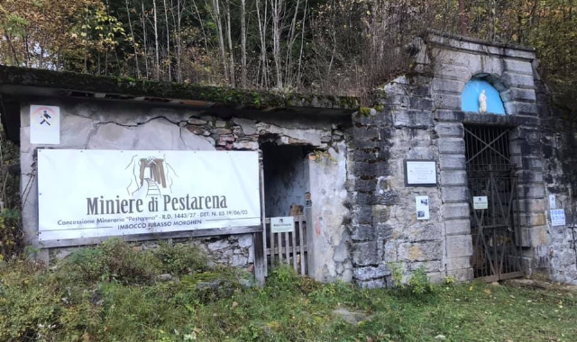 L’ingresso della miniera di Pestarena (foto dalla pagina Facebook “Il macugnaghese imbruttito”)