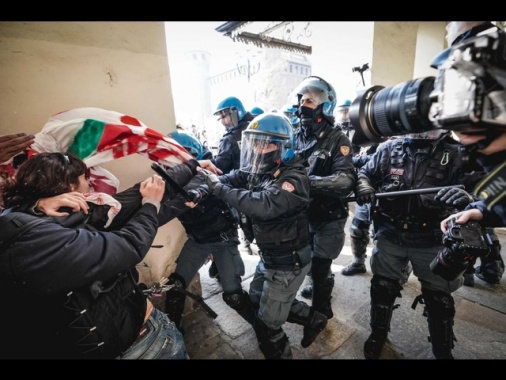 Corteo studenti a Torino, tensioni con forze dell'ordine