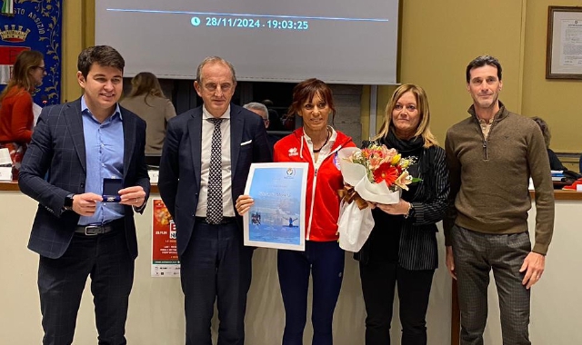 La premiazione in Consiglio comunale della campionessa mondiale di triathlon Stefania Moneta