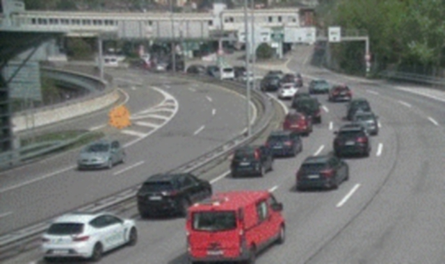 Il traffico, sabato 12 aprile. diretto in Italia alla dogana di Chiasso Brogeda
