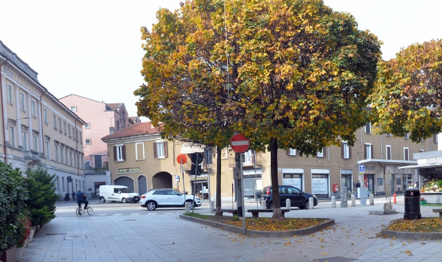 Il furto dello scooter è avvenuto in piazza Beccaria, nel centro di Varese (foto Archivio)