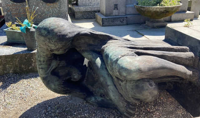 La grande statua di Angelo Frattini divelta dalla tomba#br/#