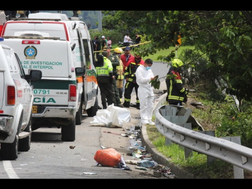 Bus gita universitaria si schianta in Colombia, almeno 10 morti