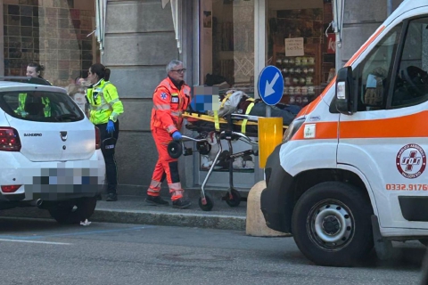 Varese, novantenne cade in centro: portato in ospedale
