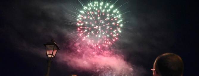 Ferragosto nel Varesotto: fuochi a Laveno, feste dappertutto
