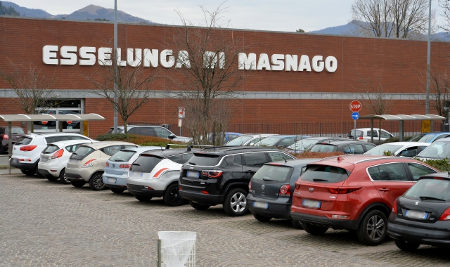 Ruba all'Esselunga di Masnago, preso con 40 cartucce