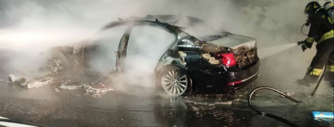 Auto a fuoco sull’A26: illesi gli occupanti