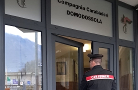 Occhiali con microcamera per riprendere una ragazza al bar: denunciato