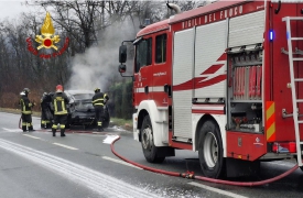Auto in fiamme sulla Statale: arrivano i vigili del fuoco