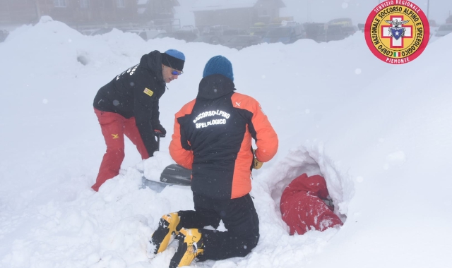 Affrontare la montagna in inverno: una giornata con il soccorso alpino