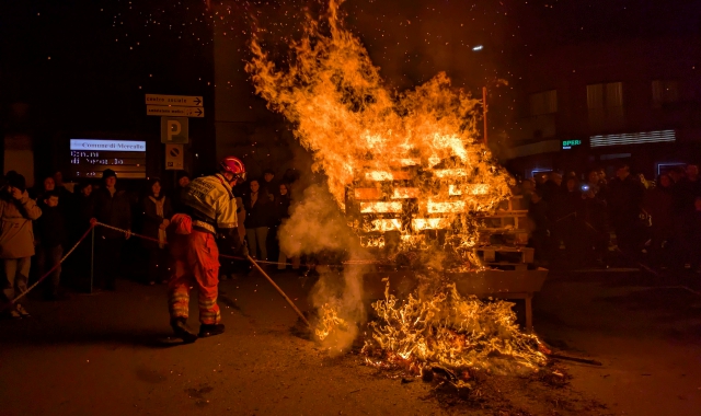 Mercallo: brucia la “vecchina”, anno favorevole