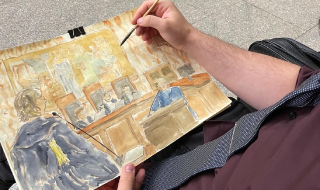 L’illustratore Andrea Spinelli al lavoro durante le udienze di Mensa dei Poveri a Milano