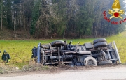 Camion si ribalta. Illeso il conducente