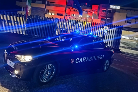 Picchiano e rapinano 24enne, arrestati grazie ai passanti