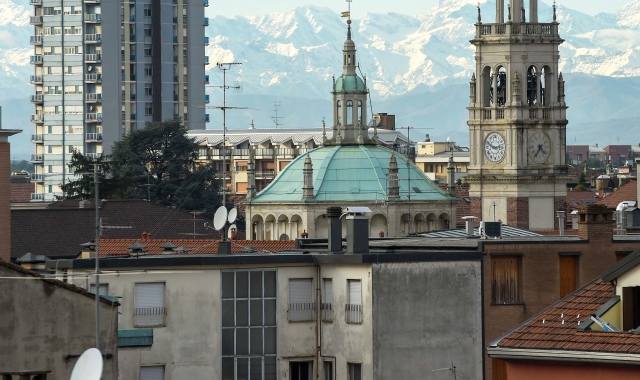 Nella foto piccola l’assessore Mario Cislaghi che ieri ha  illustrato l’attività dell’ufficio anagrafe  nel corso del 2025. La popolazione bustocca  continua ad aumentare