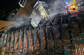 Rogo ad Albizzate, in fiamme il tetto di un edificio di tre piani