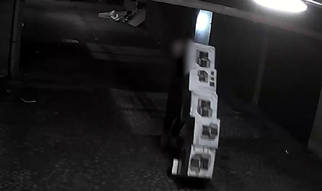 Le immagini di videosorveglianza hanno immortalato il furto delle friggitrici ad aria