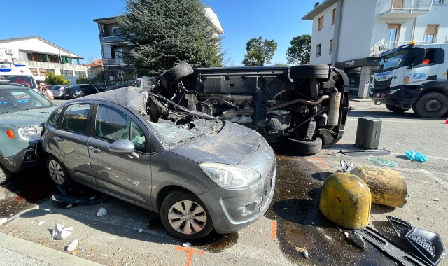 Una delle auto si è ribaltata sulla fiancata (foto Domenico Ghiotto)