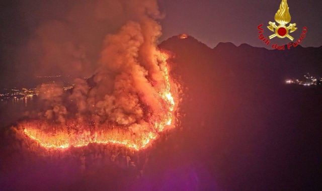 Laveno, fiamme spente. Ma l’allerta resta massima