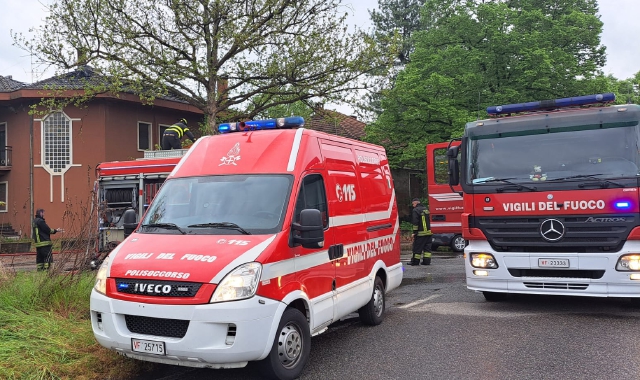 Edificio in fiamme, salvati tre inquilini abusivi