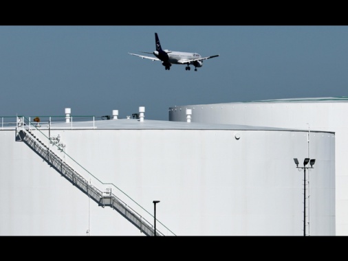 Ue, 'rincari e tagli alle rotte per il caro carburante, non per carenza di jet fuel'