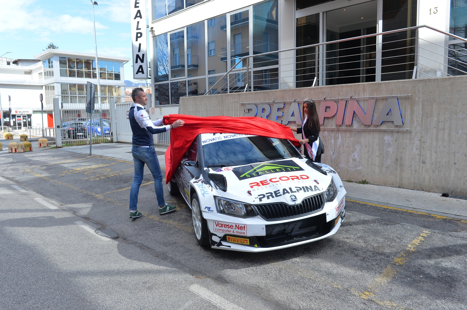 Filippo Pensotti e Miss Rally dei Laghi 2019, Greta Beraldo, svelano la Skoda Fabia R5 griffata Prealpina
