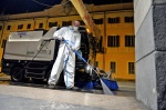 VARESE OPERATORI ASPEM IN TUTA, OCCHIALI E MASCHERINA, LAVANO STRADE E MARCIAPIEDI CON LANCIA E SPAZZATRICE, PER CORONAVIRUS