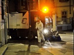 VARESE OPERATORI ASPEM IN TUTA, OCCHIALI E MASCHERINA, LAVANO STRADE E MARCIAPIEDI CON LANCIA E SPAZZATRICE, PER CORONAVIRUS