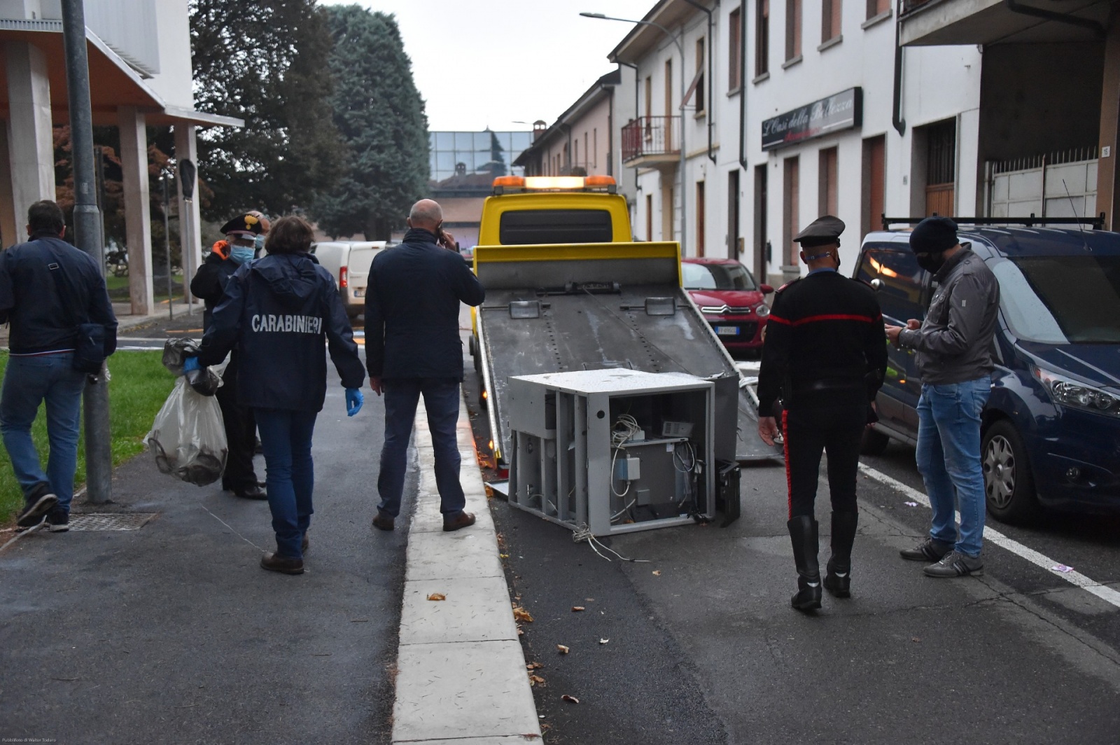 I carabinieri al lavoro per rintracciare i ladri in fuga