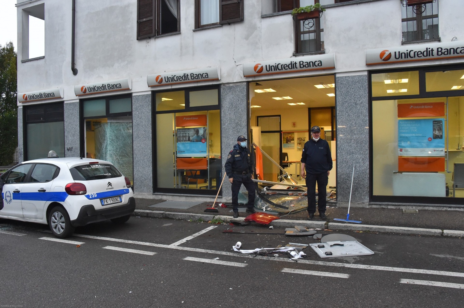 I danni all’Unicredit di Parabiago